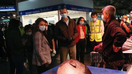 Los Reyes visitan de madrugada Mercamadrid para recorrer sus puestos