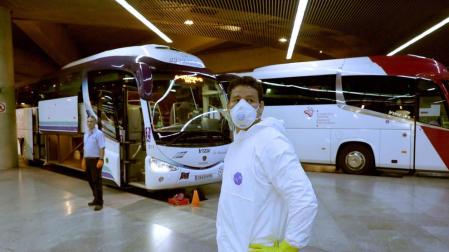 Ariel Chalar Áñez, en primer término, trabajador de una empresa de limpieza. Al fondo, el chófer David Garjón Zambrano.