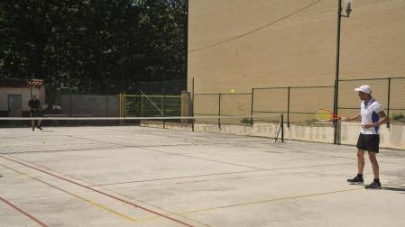 Tafalla reabre las pistas municipales de tenis y atletismo