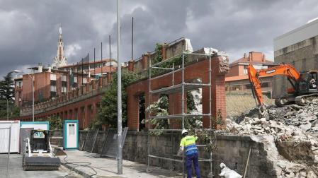Una colonia de gatos en la calle Gayarre enfrenta a una protectora y al Ayuntamiento