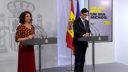 La ministra Montero y el ministro Illa, durante la rueda de prensa tras el Consejo de Ministros.