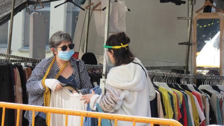 Los puestos de moda y  complementos vuelven poco a poco a los mercadillos