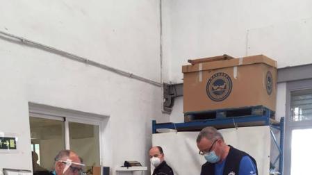 Varios voluntarios del Banco de Alimentos, en plena faena.