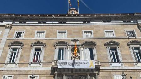 Torra vuelve a colgar la pancarta de los "presos políticos" en la Generalitat