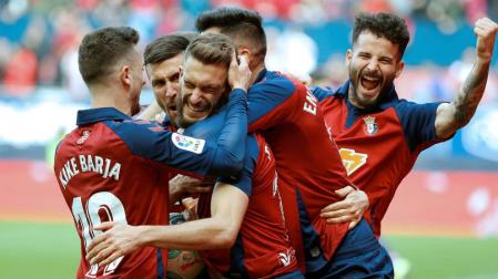 Los jugadores de Osasuna celebran el gol de Roberto Torres.