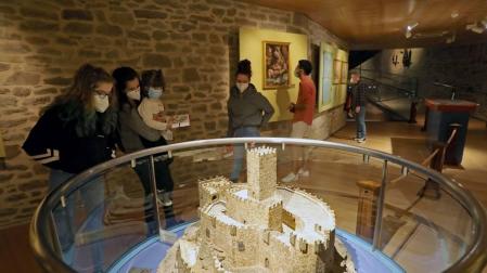 Patricia Arrizabalaga y  Javier Lerín, y sus cuatro hijos, fueron los primeros visitantes en la reapertura del Museo Castillo de Javier.