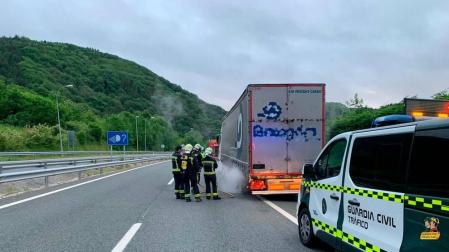 Arden los neumáticos de un camión en la A-15, a la altura de Imoz