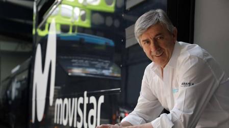 Eusebio Unzué, en uno de los vehículos del Movistar Team, la semana pasada en la sede del equipo en Egüés.