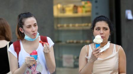 Dos jóvenes comen helado esta pasada semana en Pamplona.
