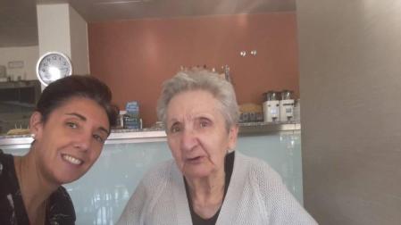 Las pamplonesas Matilde Mendieta, de 39 años, y su madre, Juana Goicoechea, de 77, enferma de Alzhéimer.