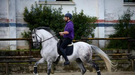 Mikel Otxotorena Araiz disfruta de uno de los primeros días en los que se permite montar a caballo a los jinetes federados tras el confinamiento.