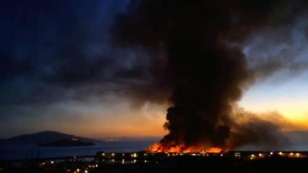 Un Incendio destruye parte del histórico muelle de Pescadores de San Francisco