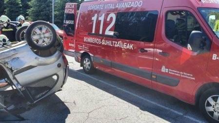 Una persona herida tras volcar con su vehículo en la rotonda entre Burlada y Villava