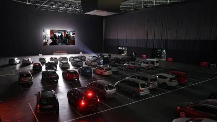 Fotografías de la primera sesión del autocine que se abrió este lunes en el Navarra Arena y que estuvo destinada especialmente a sanitarios.