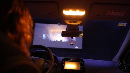 Fotografías de la primera sesión del autocine que se abrió este lunes en el Navarra Arena y que estuvo destinada especialmente a sanitarios.