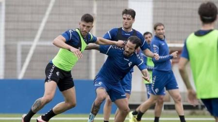 David García y Rubén García pelean por un balón en el entrenamiento de este lunes