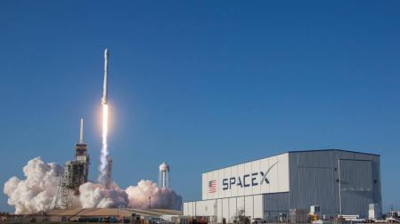 Momento del lanzamiento del primer vuelo orbital de un cohete SpaceX Falcon 9 desde el Centro Espacial Kennedy en Florida