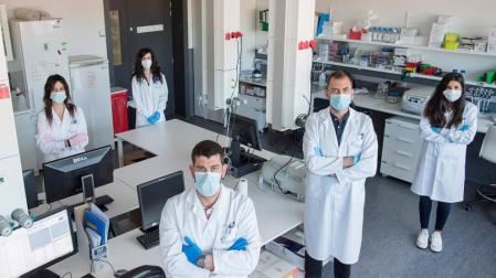 Investigadores de Navarrabiomed: Karina Ausín, Naroa Mendizuri, Joaquín Fernández, Enrique Santamaría y Mercedes Lachén.