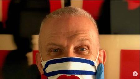 Uno de los curiosos diseños de mascarilla de la marca Jean Paul Gaultier