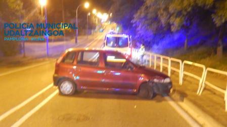 Choca contra unas vallas de la calle Biurdana al conducir bajo los efectos de alcohol