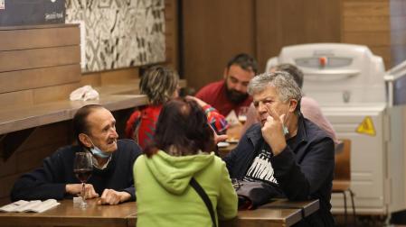 Apertura testimonial de los bares de Pamplona tras permitirse consumir dentro