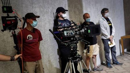 Fotos del rodaje en el Palacio del Condestable de Pamplona de 'Tres Caminos', serie original de la productora gallega Ficción Producciones en coproducción con Amazon Prime Video y Beta Film. El Camino de Santiago es el eje central de esta ficción que narra la historia de cinco personas de diferentes nacionalidades que forjan su amistad en torno a la ruta jacobea y en la que veremos muchos problemas, tensiones y conflictos del mundo ordinario que nos mostrarán un Camino de Santiago no solo como un viaje terrenal sino también espiritual.