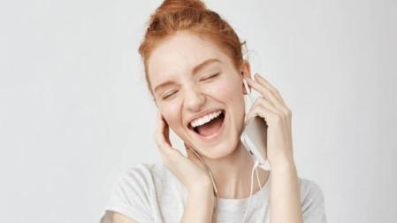 El cable de auriculares de Google que permite controlar la música con solo tocarlo