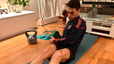 Como árbitro de Primera División, el navarro realiza ejercicios diarios para mantener la forma física.