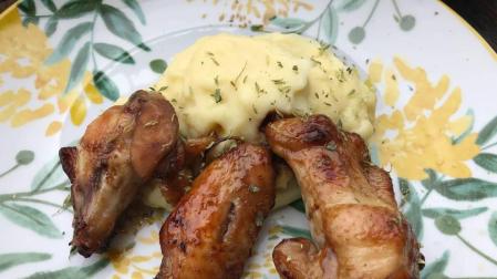 Imagen de las alitas de pollo marinadas con soja y con puré de patata