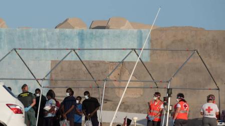 Rescatan una patera con 55 migrantes a bordo a una milla de Gran Tarajal