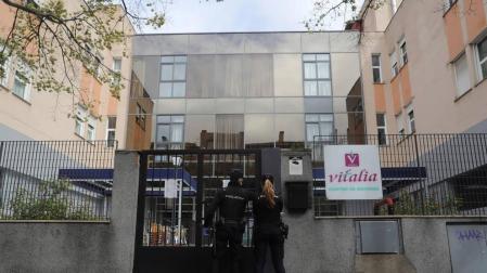 Policías a las puertas de la residencia Vitalia en Leganés, una de las residencias privadas de mayores que serán dirigidas por funcionarios