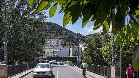 El puente de San Juan, con tráfico por un carril y acera más ancha