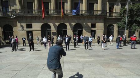 Las instituciones navarras se sumaron este miércoles, con un minuto de silencio y banderas a media asta en sus edificios, al luto oficial por las víctimas del covid-19.
