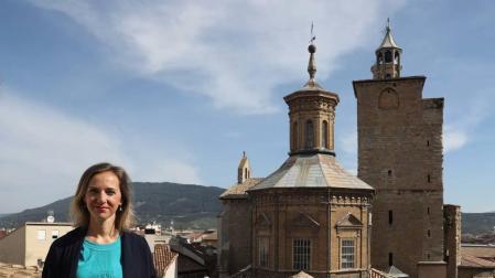 Leire Alemán, en la suite de la última planta del hotel Maisonnave, con espectaculares vistas a la torre de San Cernin.