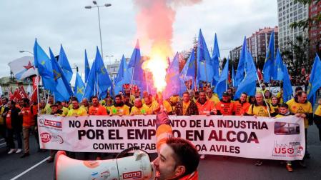 Miles de personas han participado esta mañana en A Coruña en una gran manifestación contra el cierre de las plantas de Alcoa en Avilés y en A Coruña.