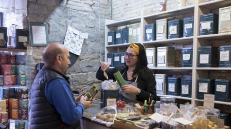 Interior de un comercio de té y otras infusiones.
