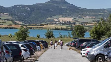 Parking de la bahía de Lerate este jueves por la tarde, con casi 300 plazas de estacionamiento regulado a orillas del embalse de Alloz.