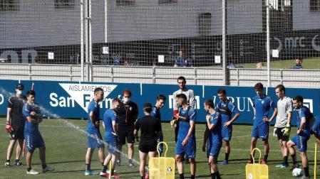 Arrasate, con el segundo grupo de trabajo de la mañana. Al fondo, en el otro campo, está el primero tras su entrenamiento.