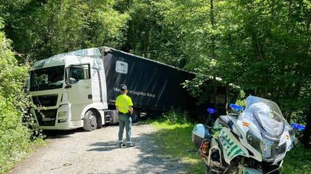 Un camión se sale de la vía tras entrar por confusión en un camino forestal cerca de la N-121-A