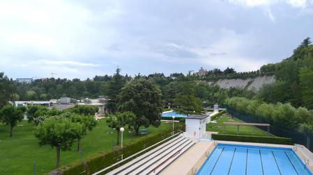 Los socios del Club Natación de Pamplona disfrutaron de un caluroso día en la apertura de la temporada de verano 2014.