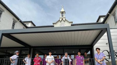Personal de la residencia de ancianos San Jerónimo de Estella, en el porche de acceso al centro.