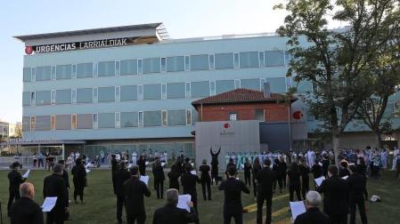 El homenaje se ha realizado en la explanada de Urgencias