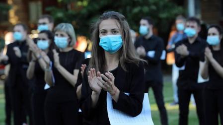 El homenaje se ha realizado en la explanada de Urgencias