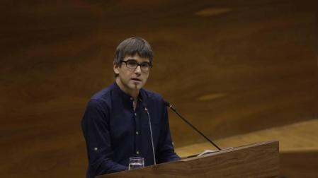 El parlamentario de Geroa Bai Jabi Arakama, durante una intervención en un pleno del Parlamento