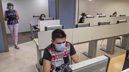 A por el carné con mascarilla y guantes