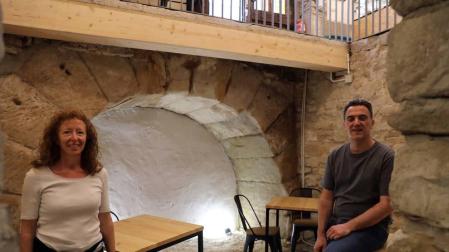 Gael Cecchetto y Luis González, con el arco romano. A la derecha está el pozo medieval y tras la cámara el pasadizo al pozo público.