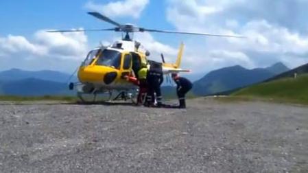Los servicios de emergencia suben al herido al helicóptero.