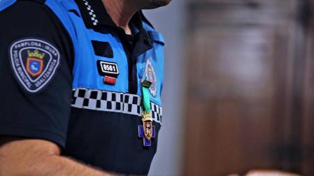 Un agente de policía municipal de Pamplona con una insignia de la ciudad.