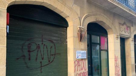 Nuevo ataque con pintadas contra la sede del PNV  de San Sebastián