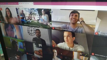 Más de 180 alumnos y profesores siguieron la graduación 'online'.